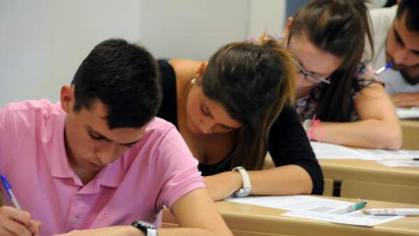 Alumnos examinándose de las pruebas de Selectividad