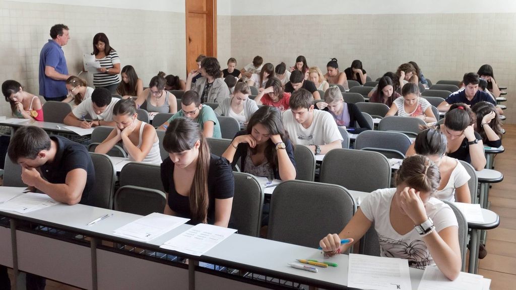 Alumnos haciendo examen