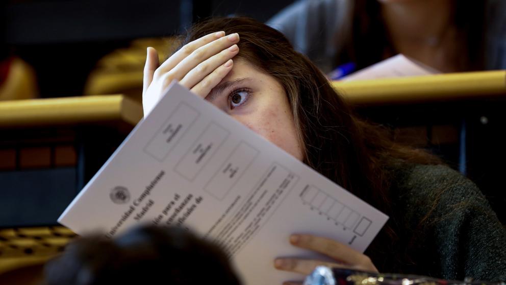 Foto: La vanguardia.com - Una estudiante espera para realizar los exámenes de la Evaluación de Bachillerato para el Acceso a la Universidad, en la Facultad de Odontología de la Universidad Complutense de Madrid (Emilio Naranjo / EFE)