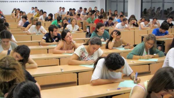 Foto: 20minutos.es - Estudiantes de selectividad. EUROPA PRESS
