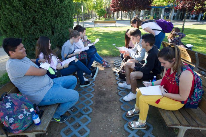 Alumnos estudiando en la Politècnica antes del examen en la Selectividad de 2017