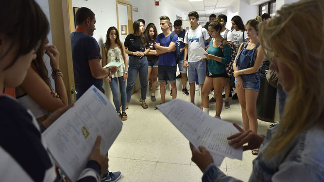 Foto: diariodesevilla.es - Estudiantes de la pasada convocatoria de septiembre antes de entrar en el aula, en Ingeniería Informática. / JUAN CARLOS VÁZQUEZ